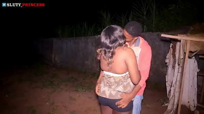 Көшедегі романтика және клубтағы томпақ қызбен ыстық секс